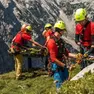 Una squadra del Soccorso alpino durante un'operazione di salvataggio