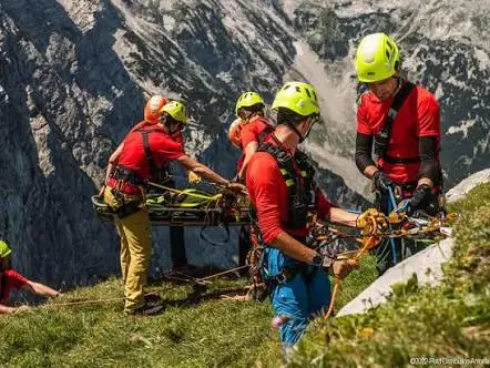 Una squadra del Soccorso alpino durante un'operazione di salvataggio