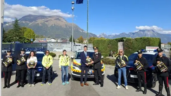 La cerimonia di donazione dei defibrillatori ai carabinieri