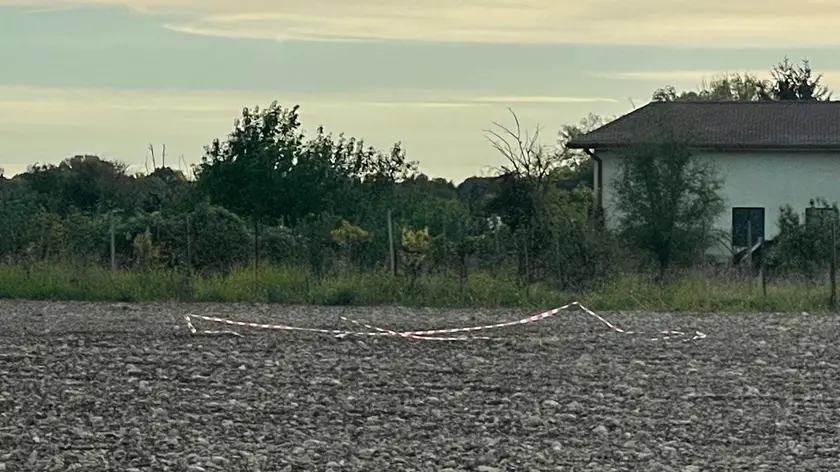 L’area circoscritta con il nastro biancorosso in attesa dell’arrivo degli artificieri