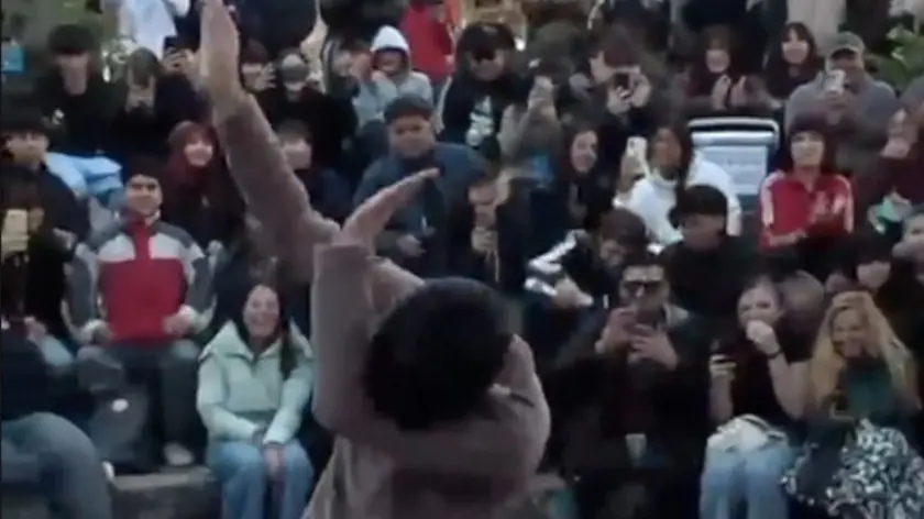Fotogramma di una “Aura battle” in piazza (Ansa)