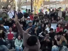 Fotogramma di una “Aura battle” in piazza (Ansa)