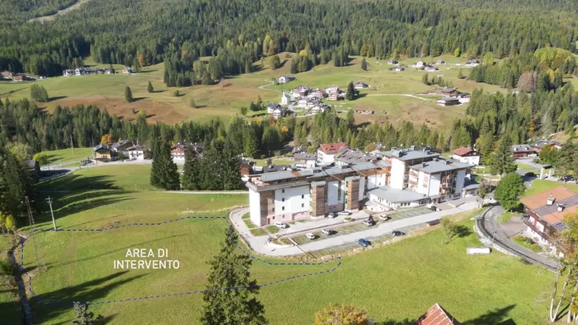 L'area dove sorgeranno i 20 alloggi del Comune di Cortina a Cademai