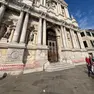 I nastri bianchi e rossi posizionati sulla Chiesa degli Scalzi