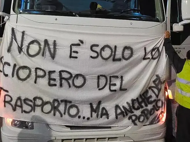 Caro gasolio, la protesta dei camionisti bellunesi