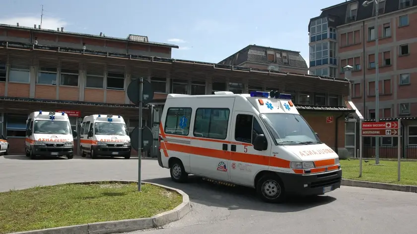 Un'ambulanza del Suem-118 che parte dal pronto soccorso di Belluno