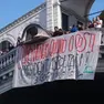 Lo striscione degli studenti calato dal ponte di Rialto
