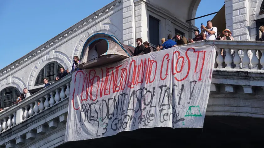 Lo striscione degli studenti calato dal ponte di Rialto