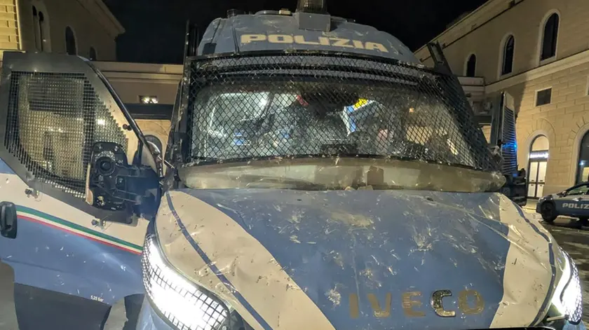 Un mezzo del Reparto mobile di Padova danneggiato a Bologna