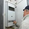 Un tecnico controlla in un appartamento una caldaia per il riscaldamento