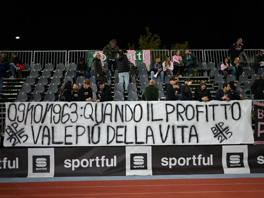 Lo striscione sulla tragedia del Vajont vietato a Ospitaletto ed esposto a Feltre