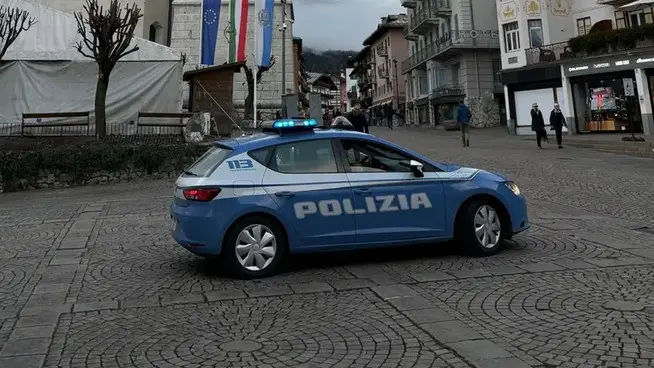Una volante della Polizia a Cortina d'Ampezzo
