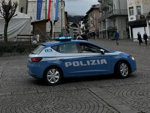 Una volante della Polizia a Cortina d'Ampezzo