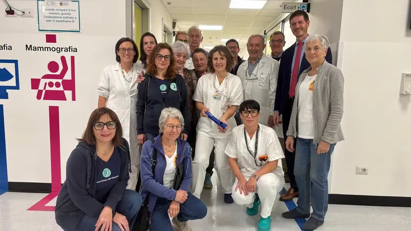 La consegna alla Radiologia dell'ospedale di Feltre del nuovo apparecchio per la diagnosi e la cura delle lesioni al seno