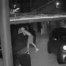 Uno dei frame dei video di sicurezza: il ragazzo è stato ripreso dalle telecamere