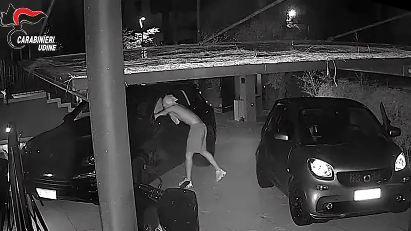 Uno dei frame dei video di sicurezza: il ragazzo è stato ripreso dalle telecamere