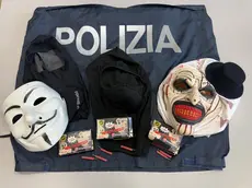 Maschere e petardi sequestrati