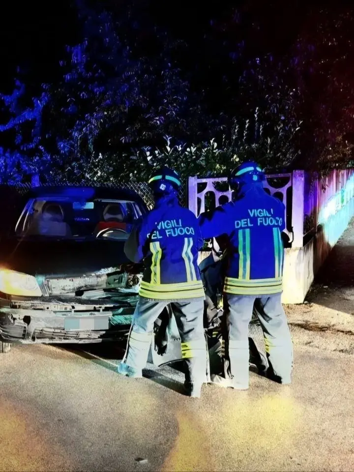 L'auto incidentata a Sartena di Santa Giustina