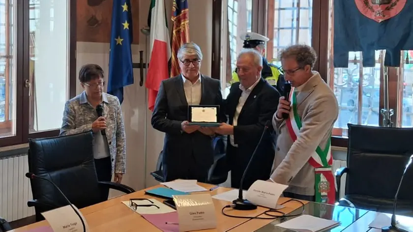 La consegna dell'encomio a Giuseppe Dalla Corte