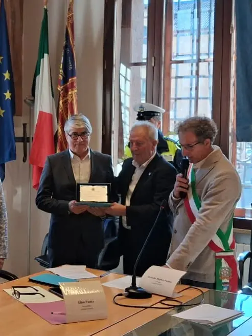 La consegna dell'encomio a Giuseppe Dalla Corte
