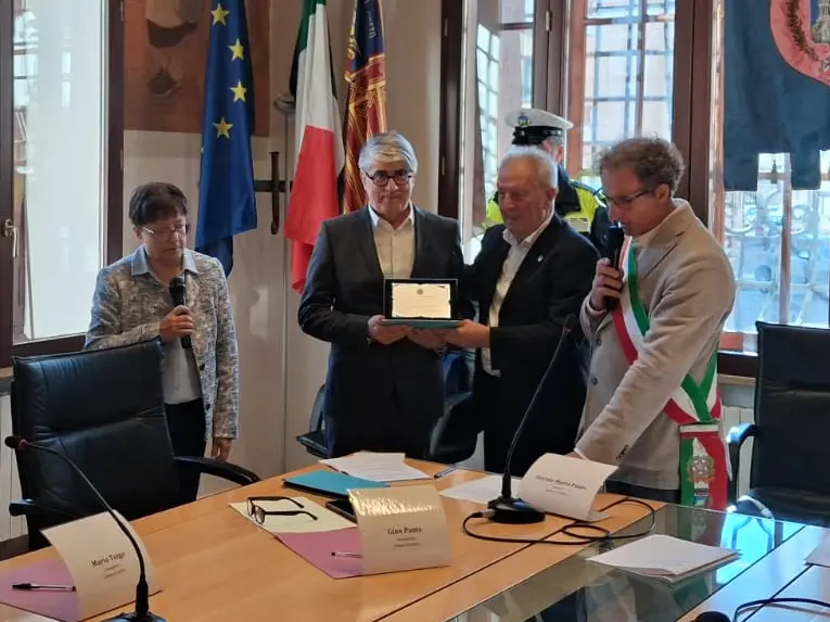 La consegna dell'encomio a Giuseppe Dalla Corte
