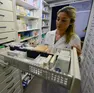 Una farmacista mentre cerca un medicinale