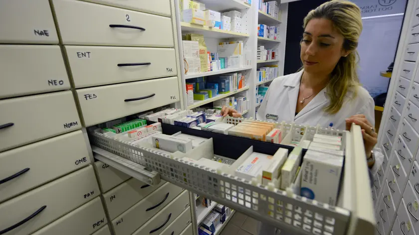 Una farmacista mentre cerca un medicinale