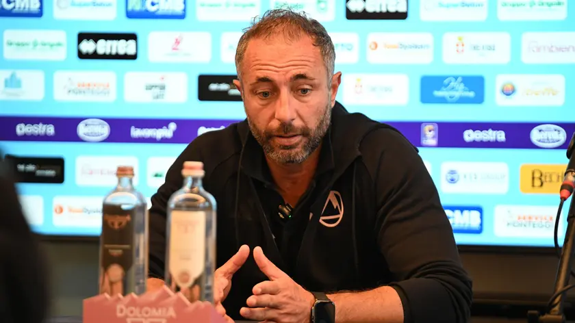 L'allenatore Andrea Bonatti ieri in conferenza stampa (Foto Beppe De Zanet)
