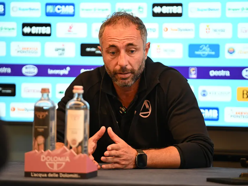 L'allenatore Andrea Bonatti ieri in conferenza stampa (Foto Beppe De Zanet)