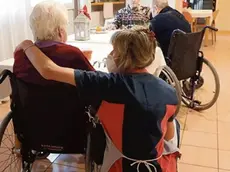 Una anziana in casa di riposo