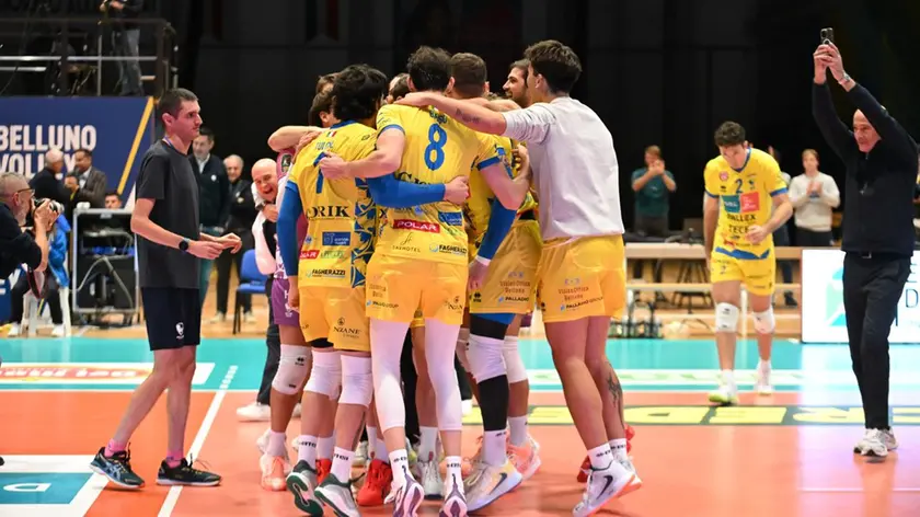 La festa finale del Belluno Volley dopo l'ultimo punto (Foto Beppe De Zanet)