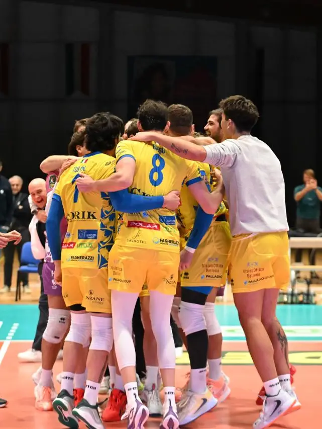 La festa finale del Belluno Volley dopo l'ultimo punto (Foto Beppe De Zanet)