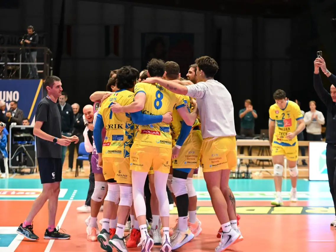 La festa finale del Belluno Volley dopo l'ultimo punto (Foto Beppe De Zanet)