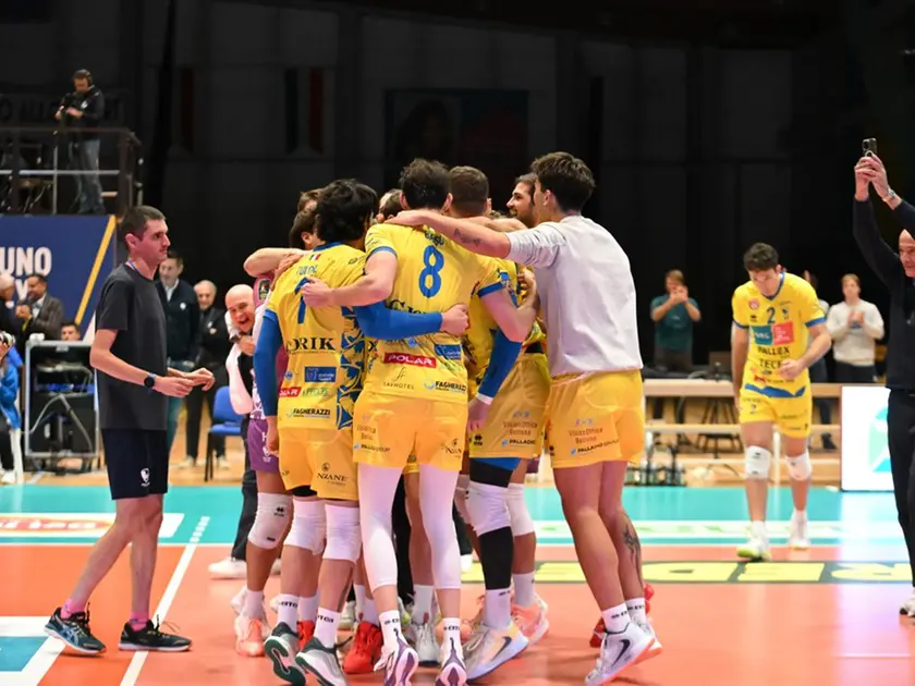 La festa finale del Belluno Volley dopo l'ultimo punto (Foto Beppe De Zanet)