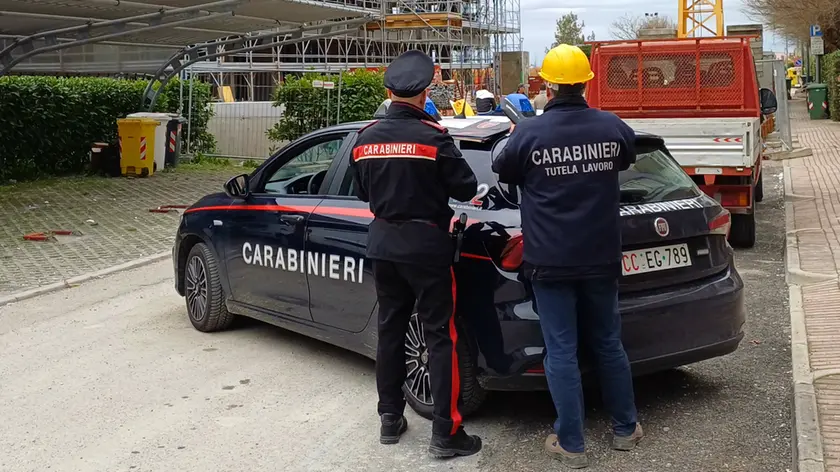 Ispezione dei carabinieri in un cantiere edile