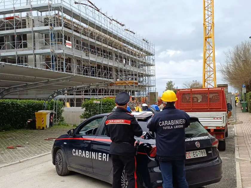 Ispezione dei carabinieri in un cantiere edile