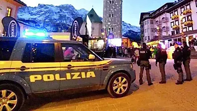 Agenti della polizia di Stato in centro a Cortina
