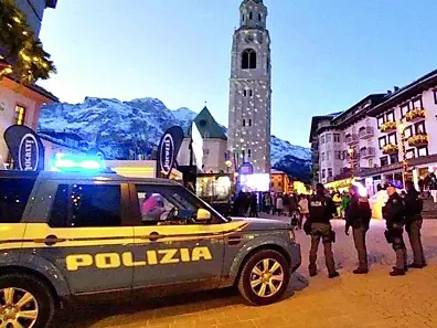 Agenti della polizia di Stato in centro a Cortina