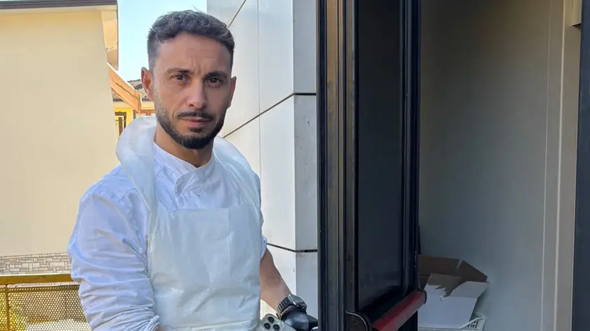 Il titolare Stefano David mostra la porta da cui è entrato il ladro