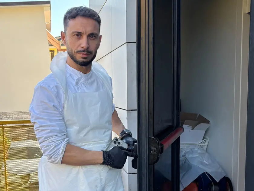 Il titolare Stefano David mostra la porta da cui è entrato il ladro