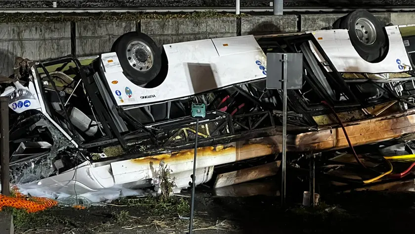Il bus precipitato dal cavalcavia Vempa