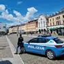 Una volante in piazza dei Martiri