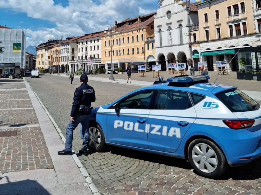 Una volante in piazza dei Martiri
