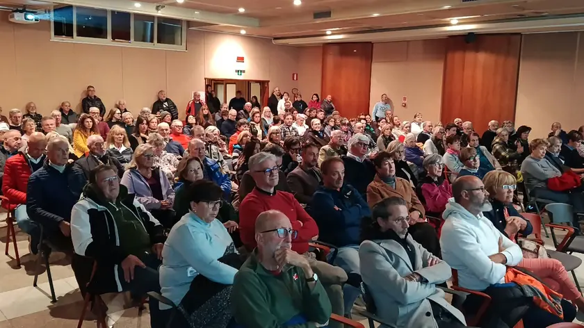La sala di San Vito gremita per l'incontro sulle bollette