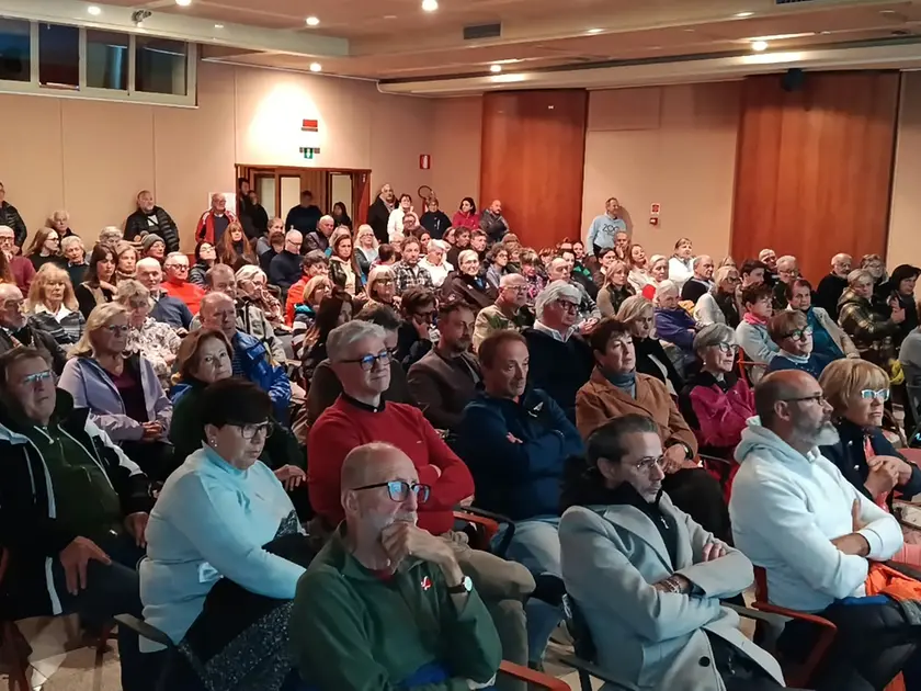 La sala di San Vito gremita per l'incontro sulle bollette