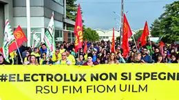 Una manifestazione di protesta dei lavoratori Electrolux