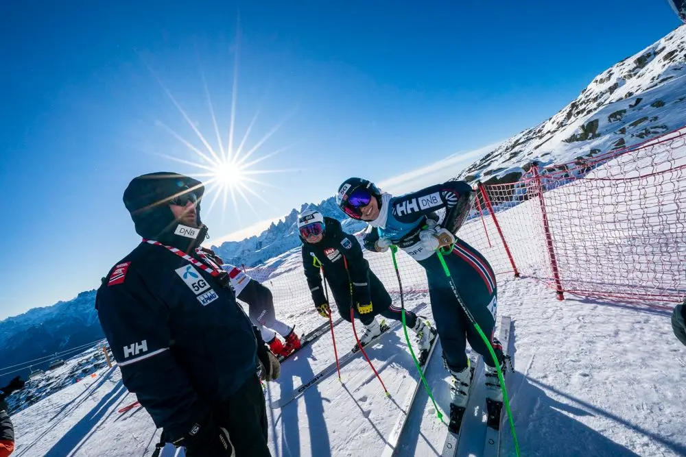 Ben due turni di allenamento in vista dei prossimi Mondiali di Courchevel mercoledì mattina 1 febbraio in Val di Fassa su LaVolata, Ski Area San Pellegrino, ormai riconosciuta come pista top della velocità mondiale. Allenamento prima di discesa alle prime luci dell’alba per le atlete norvegesi (Mowinckel e Kajsa Vickhoff Lie), insieme a loro le nostre Nadia e Nicol Delago e le statunitensi Breezy Johnson e Isabella Wright. A seguire, dopo la ritracciatura a cura dello staff tecnico italiano (presenti Gianluca Rulfi e Giovanni Feltrin), si sono presentate al cancelletto di partenza del tracciato di superG, Sofia Goggia, Mikaela Shiffrin e Alice Robinson. Una folla di fan appassionati ha atteso ad ogni giro queste tre regine dello sci alpino, che saranno sicuramente tra le protagoniste dei prossimi Campionati Mondiali nelle rispettive discipline. Grande entusiasmo come sempre per Sofia Goggia e anche per la regina incontrastata Mikaela Shiffrin. Giovedì continuano gli allenamenti sulle piste azzurre della Val di Fassa, con alcune velociste sempre su LaVolata, mentre altre atlete si alleneranno di gigante e speciale allo Ski Stadium a Pozza di Fassa. Foto di Ralf Brunel.