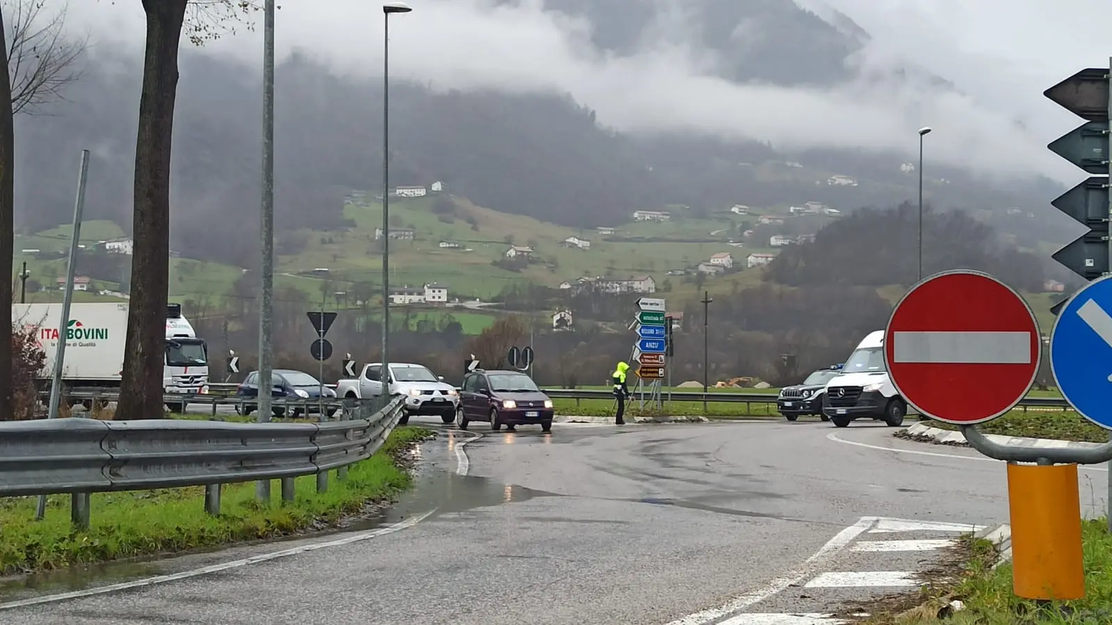 La polizia locale di Feltre alla rotatoria di Anzù ferma il passaggio