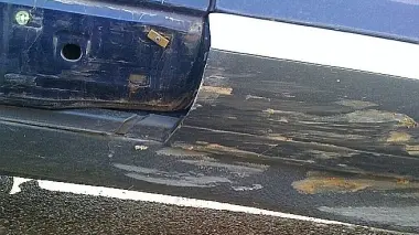 A destra la fiancata della Porsche Sotto il masso che l’ha centrata