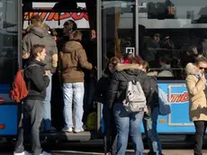 Belluno, 30 novembre 2007. interviste nel piazzale della dolomitibus sull'incidente che ha visto schiacciata una ragazza da un autobusIn migliaia salgono sui pullman in stazione Ragazzi sui mezzi di Dolomitibus. In alto Paolo Gamba